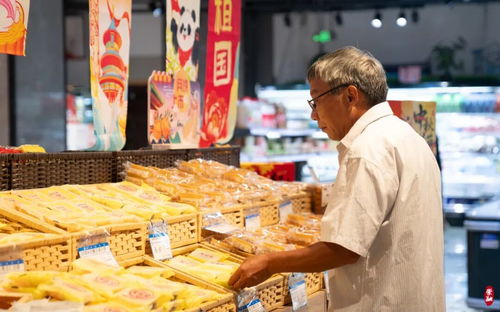 中秋佳節臨近，各式月餅搶“鮮”上市，食品市場迎來銷售熱潮